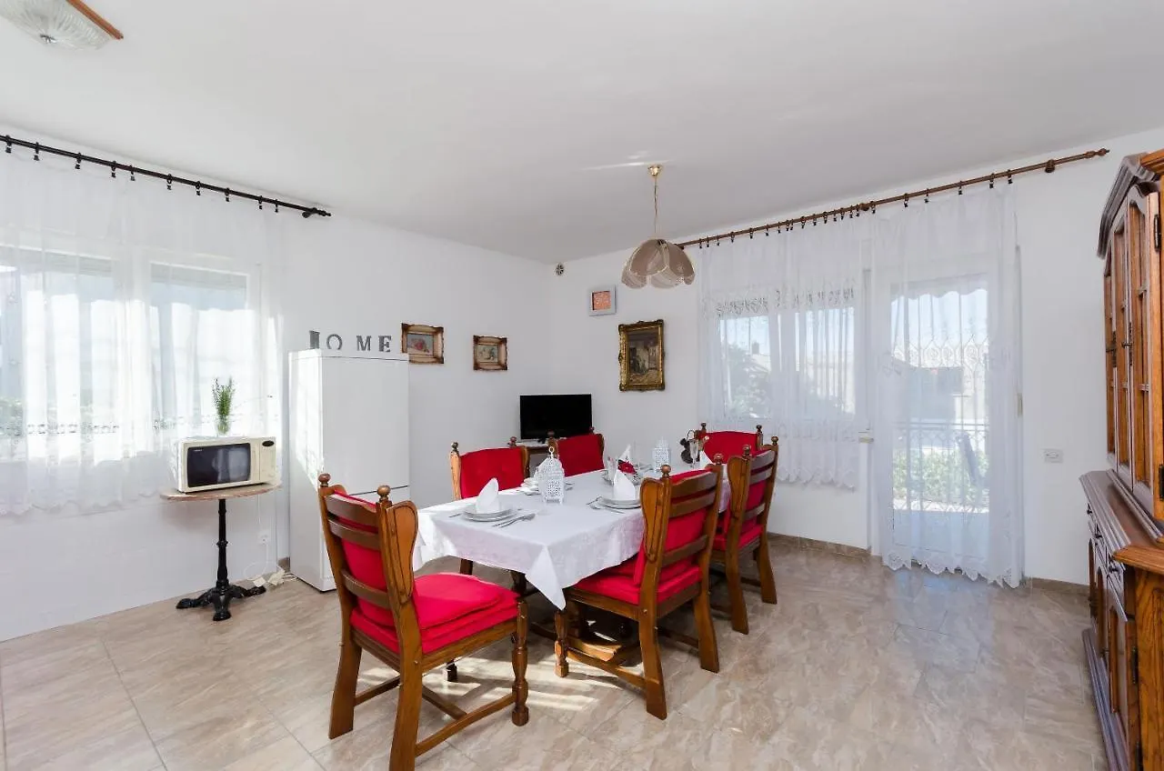 Apartments Daria Selce